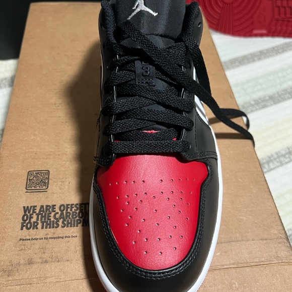 Size 10 - Jordan 1 Low Bred Toe 2021 - Picture 4 of 16